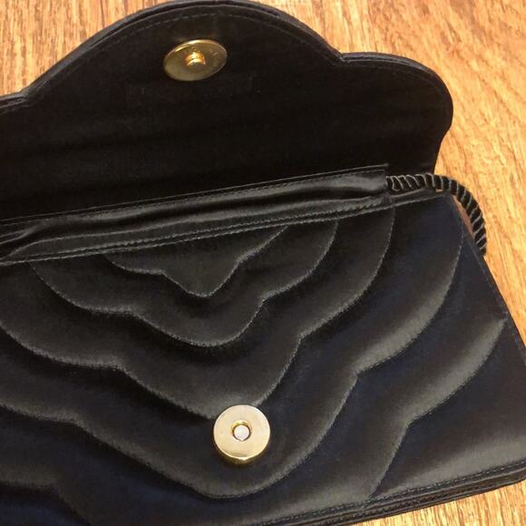La Regale Black Quilted Envelope Clutch Purse - Picture 5 of 8